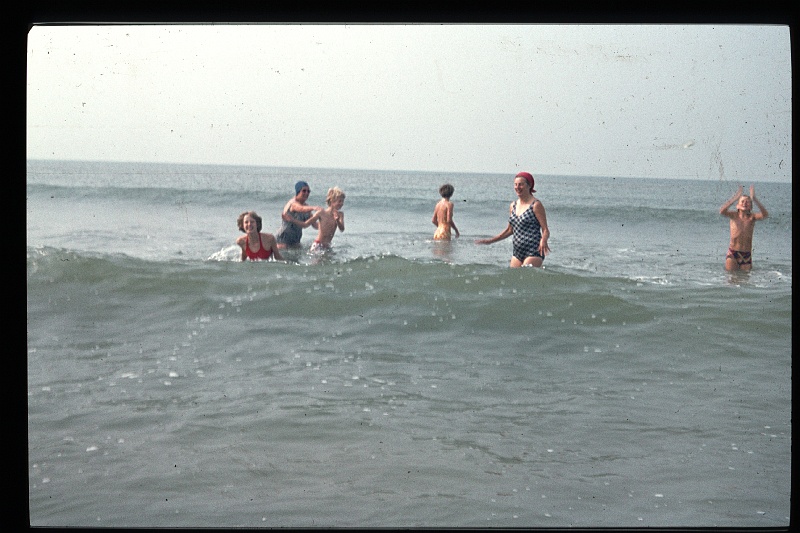 36.Strand aug 1976 Ilse,Mama,Marion,Peter.JPG